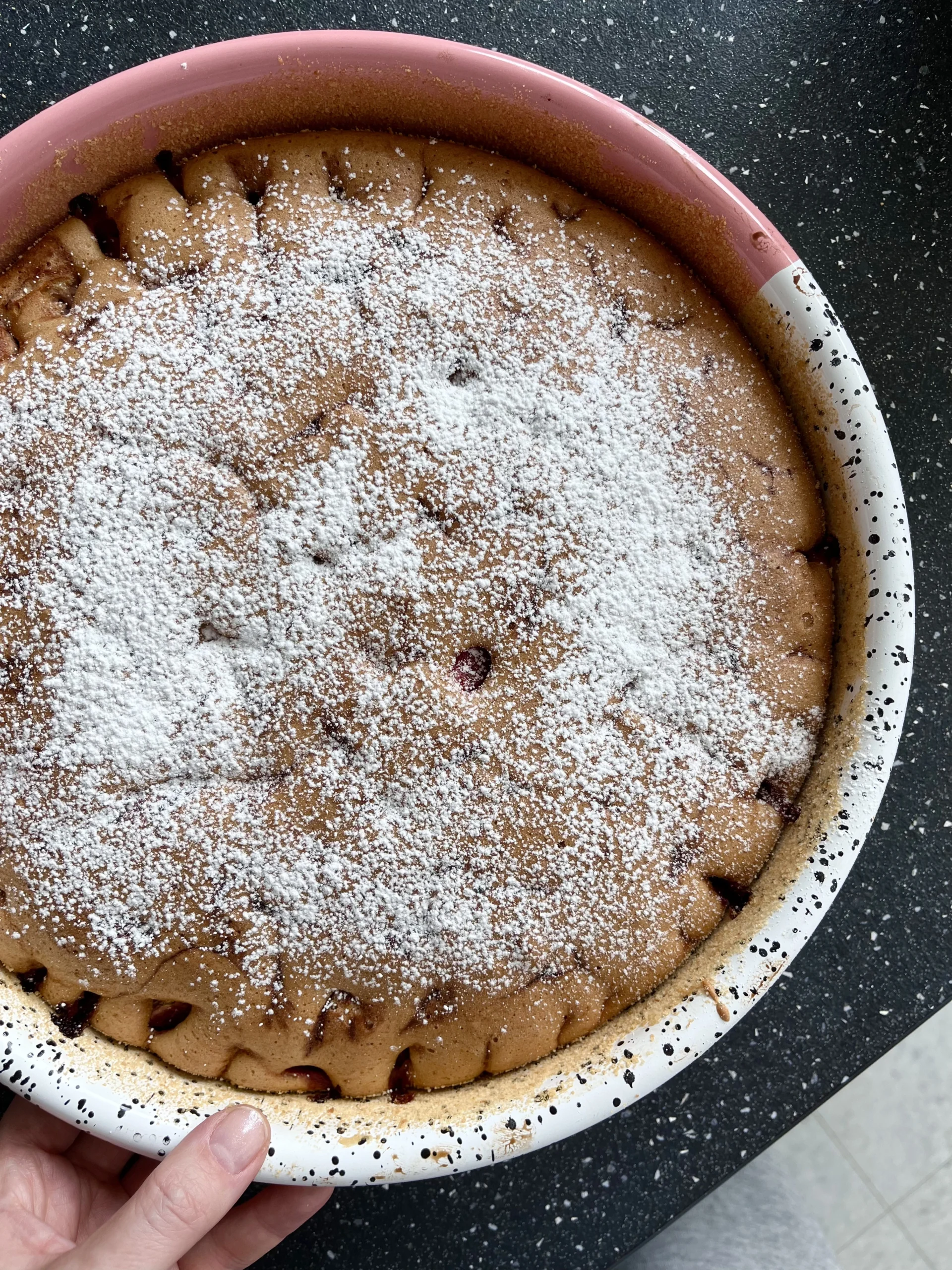 Ciasto w formie do pieczenia Ciasto w emaliowanej formie do pieczenia