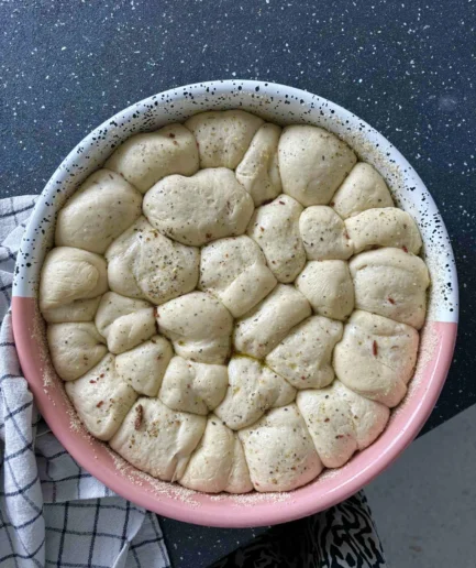 Chleb odrywany w formie emaliowanej