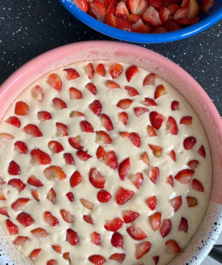 Ciasto w formie emaliowanej