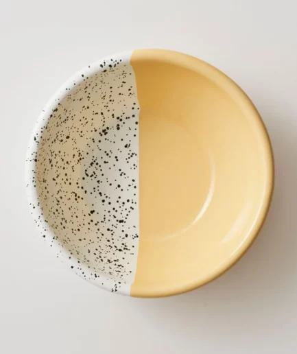 Żółta miska emaliowana