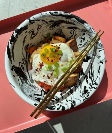 Czarno-biała miska emaliowana