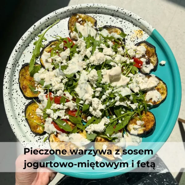Warzywa pieczone z sosem jogurtowo-miętowym